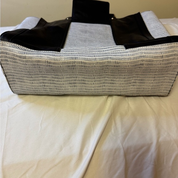 Pour La Victoire Black and White Tote Bag with Color-Block Design - Picture 5 of 9